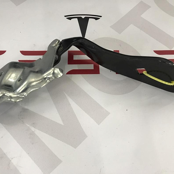 Петля капота правая