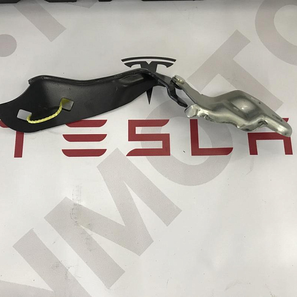 Петля капота левая